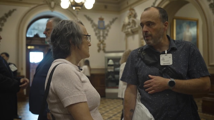 Véronique Drolet discute avec Patrice Lemieux Breton, le coordonnateur du Collectif pour le droit à la scolarisation à l'intérieur de l'Assemblée nationale.
