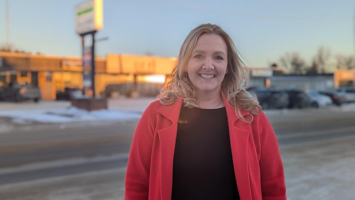 Véronique Girard est dehors au centre-ville de Ville-Marie.