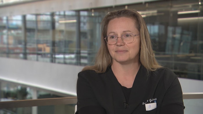 La présidente de l'Association de l'orthopédie du Québec, Véronique Godbout en entrevue aux studios de Radio-Canada, à Montréal. 