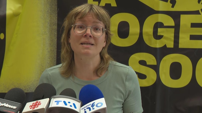 Véronique Laflamme s'adresse aux journalistes.