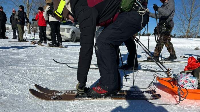 Véronique Verreault attache ses skis.
