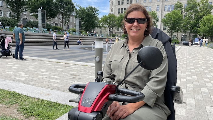 Une femme en fauteuil électrique.