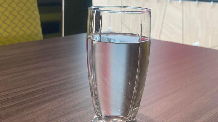Un vaso de agua.