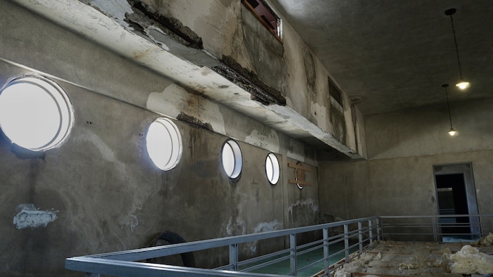 Les murs de béton se décomposent.