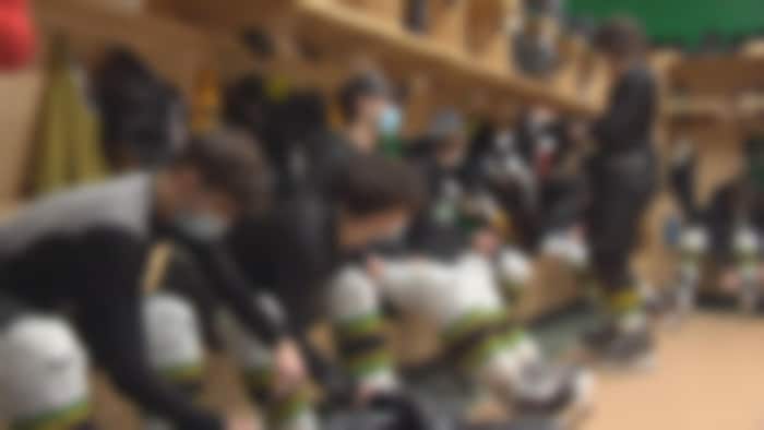 Un vestiaire de hockey. 