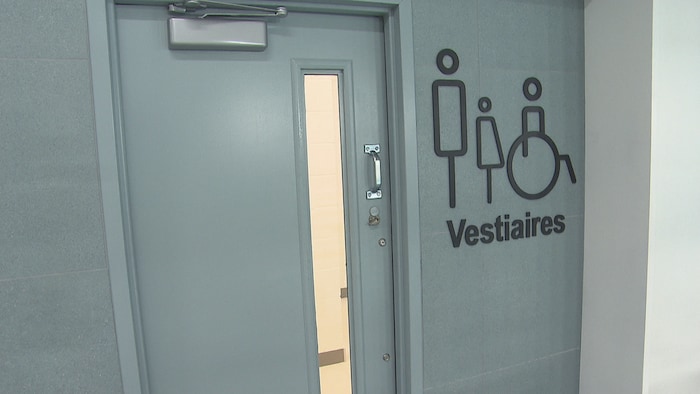 La porte des vestiaires. 