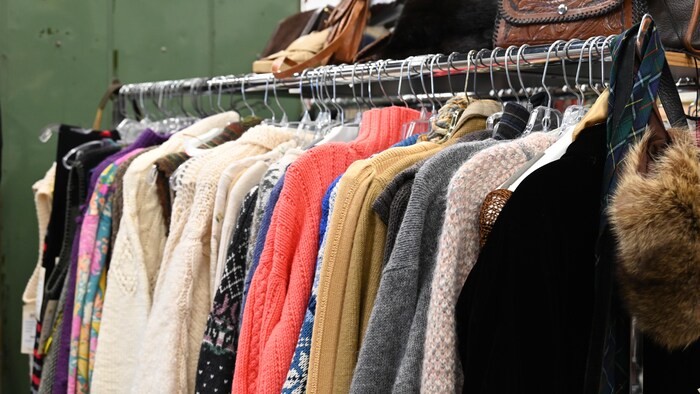 Des vêtements vintage dans une boutique. 