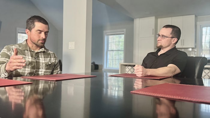 Jesse Gillis et Tom Mannion discutent de la guerre en Iran, au New Hampshire.