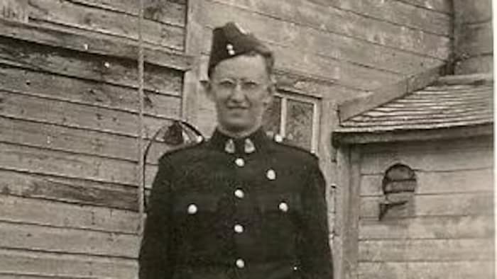 Une photo d'archives de Herman Unger en habit militaire.