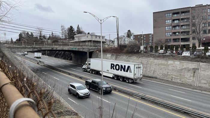 Un pont d’étagement du chemin Sainte-Foy surplombant l’A-73.