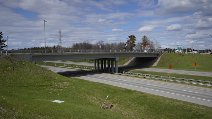 Un viaduc surplombe l'autoroute 55.