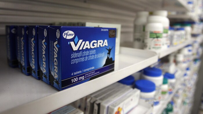 Des boîtes de Viagra sur les tablettes d'une pharmacie.