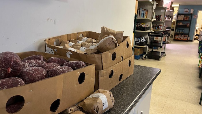 Des aliments dans une banque alimentaire.