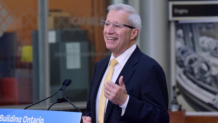 Vic Fedeli en conférence de presse chez Linamar à Guelph en Ontario, le mercredi 17 novembre 2021.