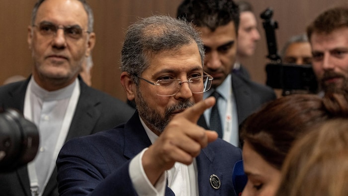 Saeed Khatibzadeh s'adresse aux journalistes.