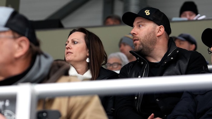 Une femme et un homme.