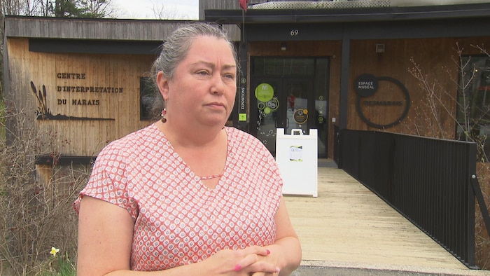 Vicki-May Hamm devant le centre d'interprétation du marais de la Rivière-aux-Cerises.