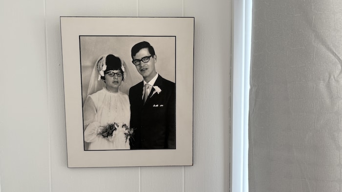 Une photo de Victoire Allen et de Marcel Lejeune lors de leur mariage en 1969 est accroché sur un mur.