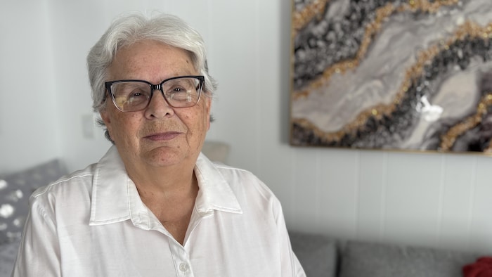 Victoire Allen sourit dans son salon.