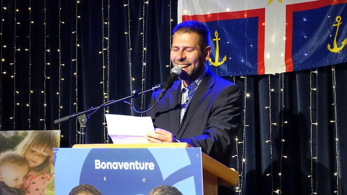 Pier-Luc Bujold, tout sourire, lors de la lecture de son discours de victoire.