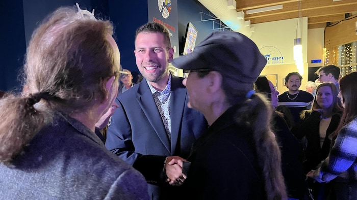 Pier-Luc Bujold célèbre sa victoire avec des partisans