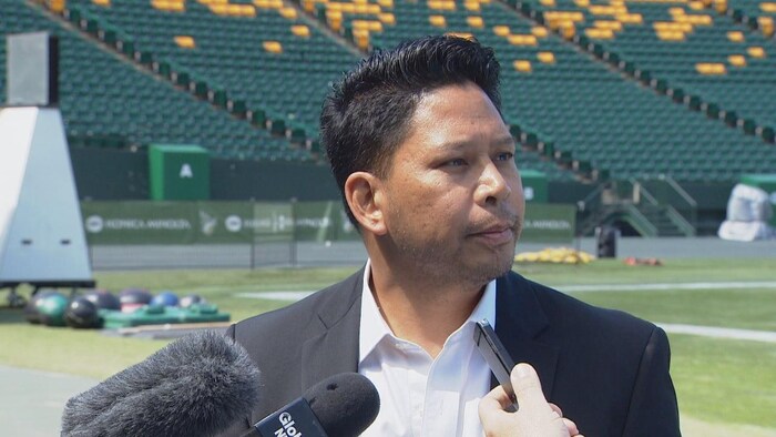 Victor Cui, sur un terrain de football canadien.