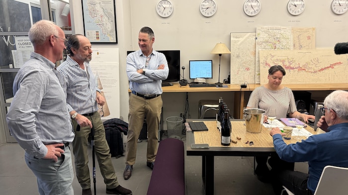 Le propriétaire de VOS Selections accompagné d'un vigneron, pendant une séance de dégustation.