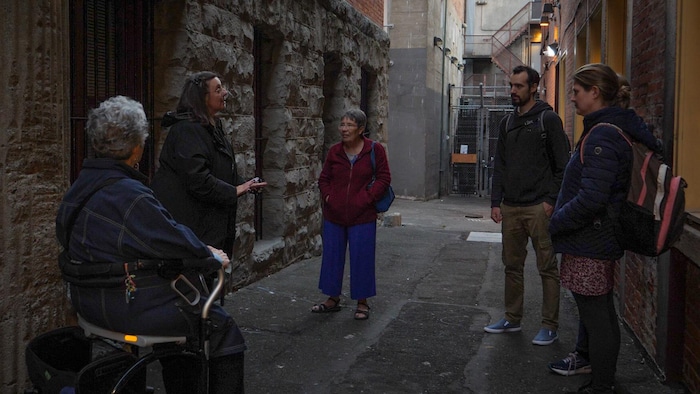 La conteuse Marie-Hélène Bourret anime la balade hantée dans une ruelle de Victoria le 7 octobre 2022. 