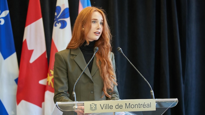 Victoria Legault prononce un discours.