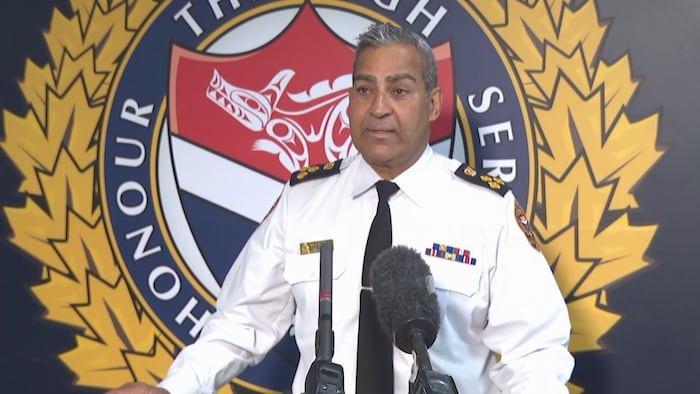 Le chef de la police de Victoria, Del Manak, devant un micro