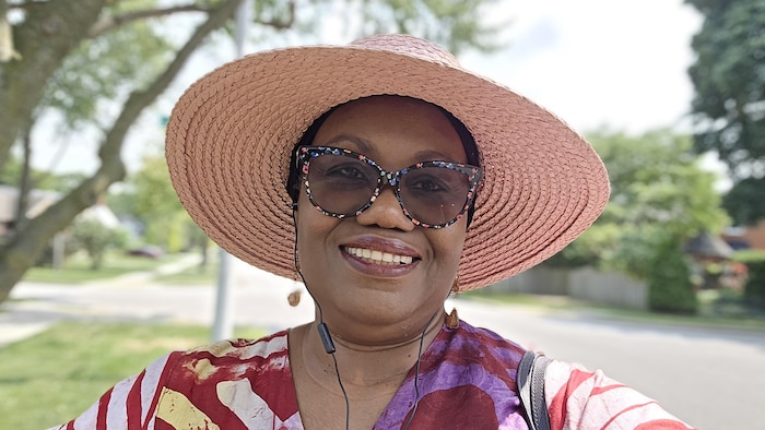 Selfie de Victoria Soluade qui porte un chapeau.