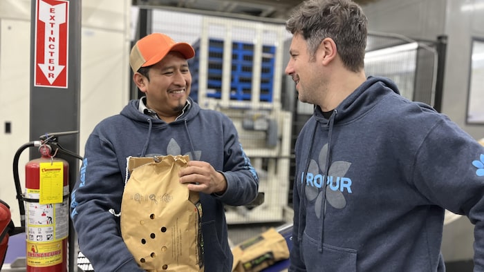 Vidal Laureano et Raphaël Savard se regardent en souriant.