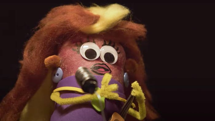 Une scène du vidéoclip de la chanson « Toutes sortes de patates » de Gaetan Benoit.