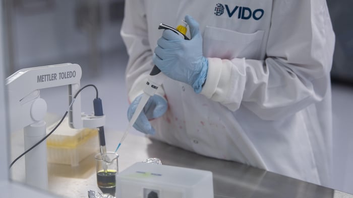 Une chercheuse travaille dans un laboratoire du Centre international de recherche sur les vaccins et les maladies infectieuses VIDO (anciennement appelé VIDO-InterVac) à Saskatoon, en Saskatchewan, le 28 juin 2022.
