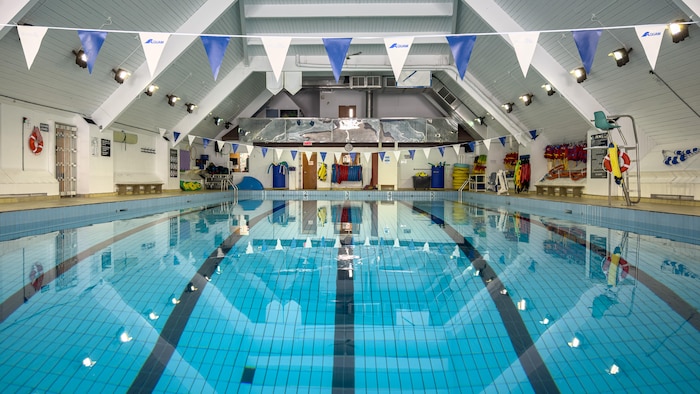 Une piscine.