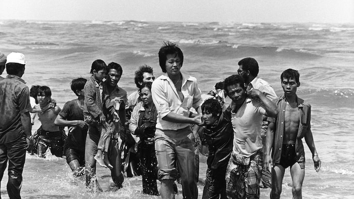 Des personnes rescapées sur une plage.