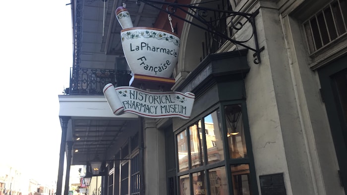 On peut lire sur une enseigne : « La pharmacie française ». Et juste en-dessous : « Historical Pharmacy Museum ».