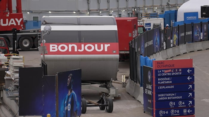 Le vieux funiculaire au sol, sur le chantier. Il porte l'inscription « Bonjour ».
