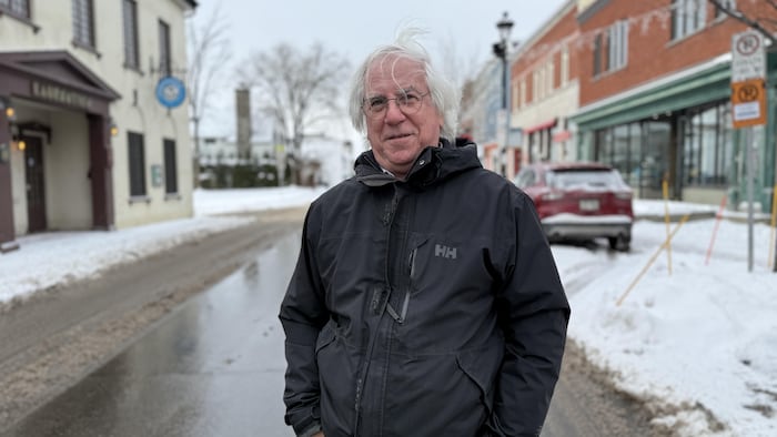 Un homme debout dans une rue du Vieux-Lévis.