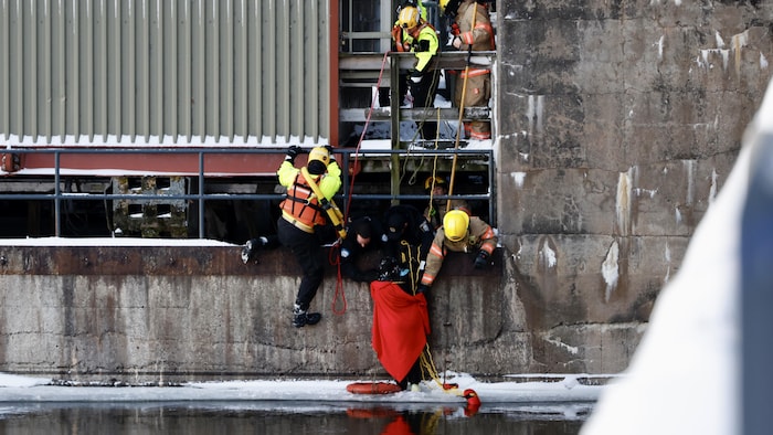 Opération de sauvetage dans le Vieux-Port de Montréal.
