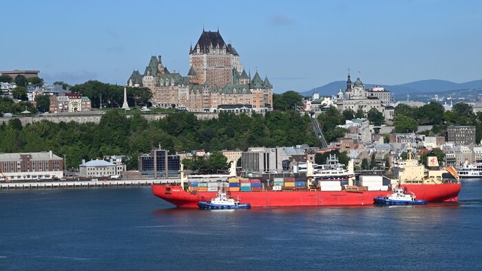Un navire porte-conteneurs se prépare à accoster au Vieux-Port de Québec.