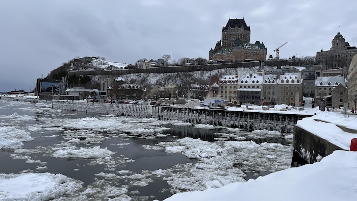 De la grlace flotte aux abords des quais Chouinard 22, en basse-ville de Québec. En arrière-plan, les maisons de la Place Royale, et au haut de la falaise, le Cap Diamant, le Chateau Frontenac et l'édifice Louis-S.-St-Laurent.