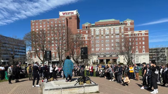 Une vigile d'une centaine de personnes en plein après-midi, au centre-ville d'Halifax