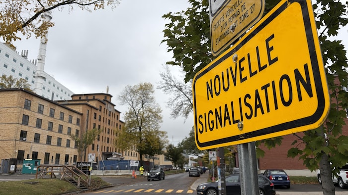 Une pancarte «nouvelle signalisation». 