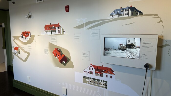 Un mur avec des dessins et un écran.