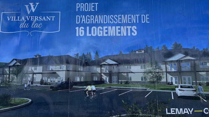 Une affiche du projet d'agrandissement de 16 logements.