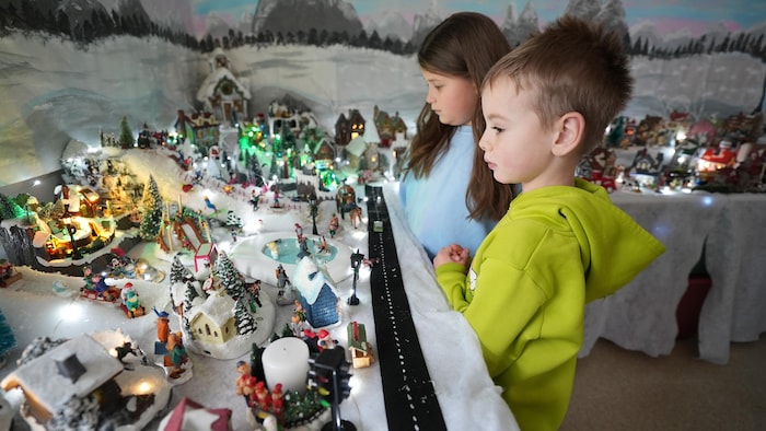Des élèves émerveillés par l'exposition. 