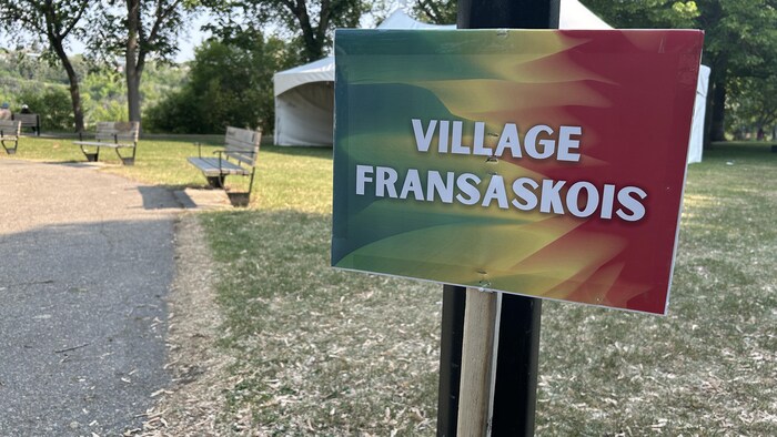 Une affiche sur laquelle il est écrit Village fransaskois.