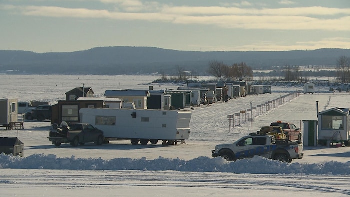 Des cabanes du Village sur glace de Roberval.