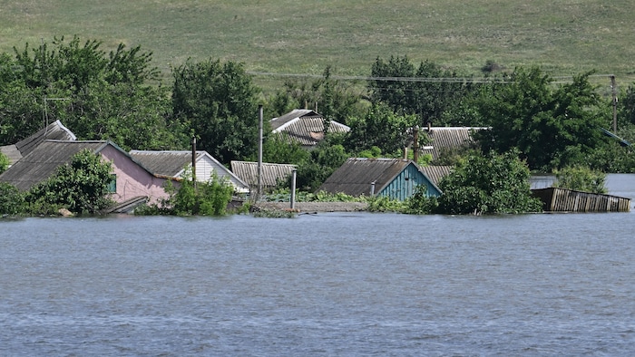  Quelques maisons du village inondé d'Afanasiyivka, dans la région de Mykolaïv, à la suite des dégâts subis par le barrage de la centrale hydroélectrique de Kakhovka (9 juin 2023). 